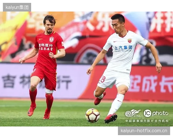 防线迎来强援万-比萨卡，他与姆本巴的组合将提升球队防守硬度。